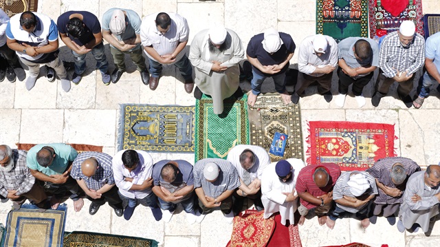 İsrail'in çıkardığı zorluklara rağmen yaklaşık 120 bin Filistinli, ramazan ayının ilk cuma namazını Mescid-i Aksa'da kıldı.