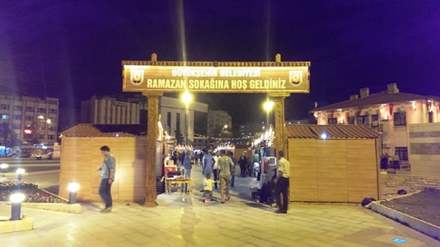 Şanlıurfa Büyükşehir Belediye Başkanı Nihat Çiftçi, Ramazan sokağında stant açan esnafla sohbet etti.