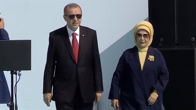 Cumhurbaşkanı Erdoğan halkı selamladı.