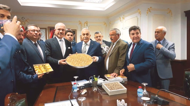 Baklava ve Tatlı Üreticileri Derneği (BAKTAD) üyeleri Bakan Eşref Fakıbaba’nın kapısını çaldı.