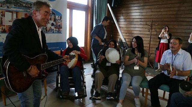 Sağlıklı bireyler dahil bütün insanların müzikten faydalanması gerekiyor.