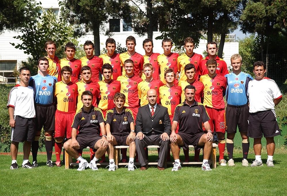 Galatasaray'ın 2005-2006 Paf takım kadrosunda yer alan Hakan Canbazoğlu (Sağda)