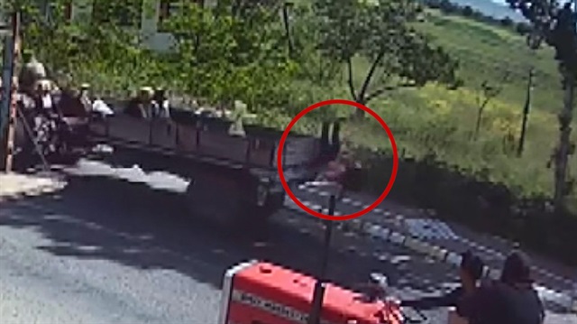 Küçük kız traktör kasasından böyle düştü