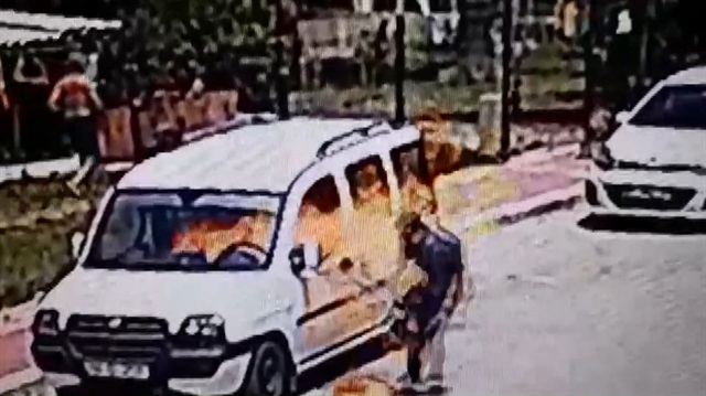 Güpegündüz araç kundaklayan adam az daha kendini yakıyordu!