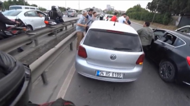 E-5 Karayolu’nda cop ve beyzbol sopalı kavga kamerada
