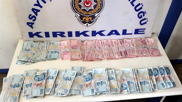 Çöpe atılan parayı polis buldu.