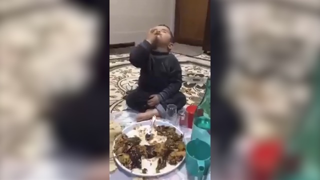 Sahurda uyuyarak yemek yiyen çocuk kahkahaya boğdu