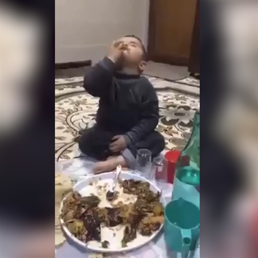 Sahurda uyuyarak yemek yiyen çocuk kahkahaya boğdu