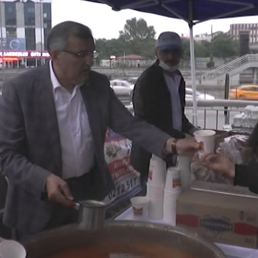 İftara yetişemeyen vatandaşlara metrobüs durağında çorba hizmeti