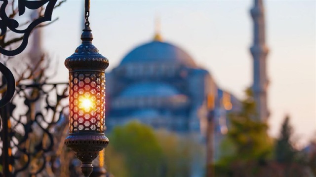 Osmanlı İstanbul'unda Ramazan, üç aylarla beraber ilk önce evlerde karşılanırdı.
