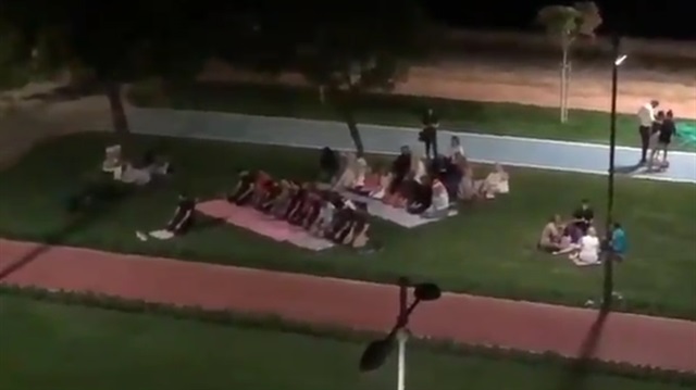 İzmir'de namaz kılanlara öfke kusan adam!