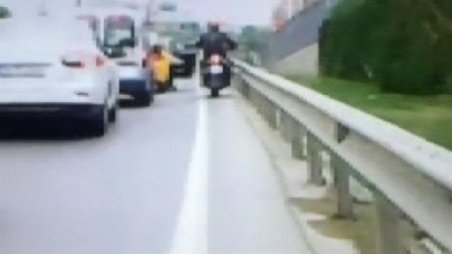 E-5'in ortasında taksiden indi, motosikletli ölümden döndü
