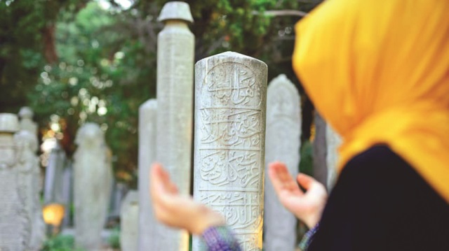 Türbe ve cami ziyaretlerinde artış yaşanıyor.