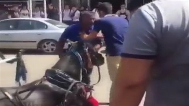 Faytona koşturulan at aşırı sıcaktan yere yığıldı... Vatandaşlar tepki gösterdi