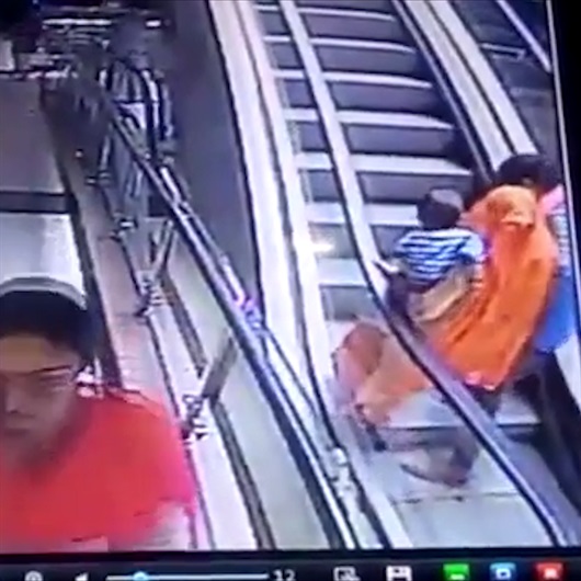 Selfie uğruna çocuğunu merdivenlerden aşağıya düşüren anne