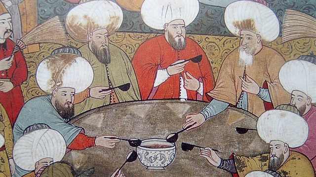 “Bir oburdu ki, misli az bulunur. Dilini uzattı mı omuzuna değerdi”