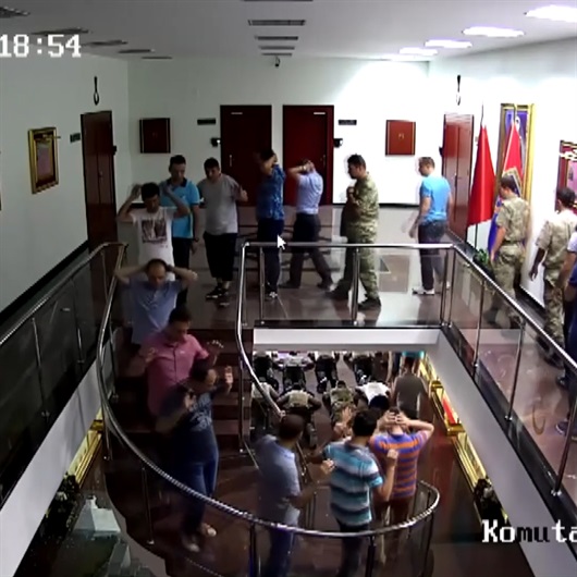Jandarma Genel Komutanlığının darbecilerden temizlenmesi kameralarda