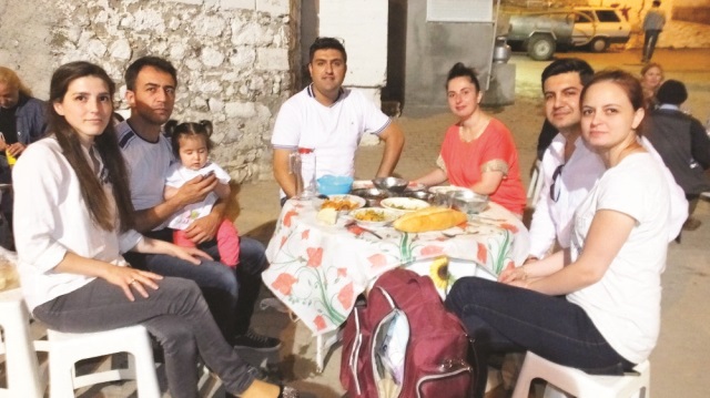 Köyde her gün bir aile iftar yemeğini üstlenirken, ekonomik durumu iyi olmayan vatandaşlar muaf tutuluyor.