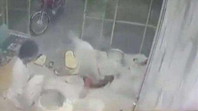 Ekmek yaptığı tandıra kafa üstü düştü! O anlar kameraya böyle yansıdı