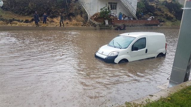 Nazilli ve Efeler ilçelerinde etkili olan sağanak, yaşamı olumsuz etkiledi.
