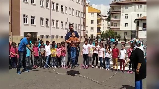 Öğretmen dediğin böyle olur!