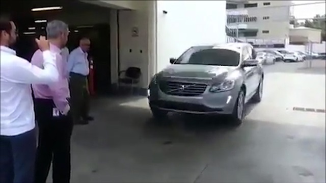 Volvo otomatik fren sistemine fazla güvenen adam takla attı
