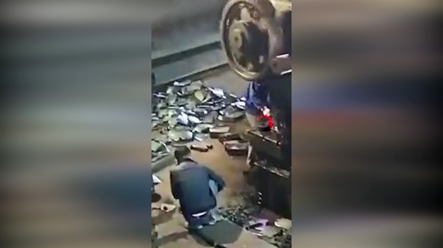 Dev dişli işçinin üzerine düştü