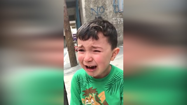 Cimboma ezik dediler diye ağlayan ufaklık