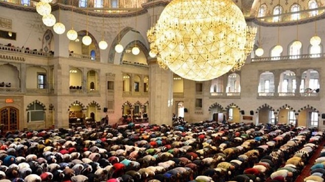 Bayram namazı Hanefî mezhebinde, cuma namazının vücûb şartlarını taşıyan kimselere vâciptir. Şâfiî ve Mâlikîler'e göre müekked sünnet, Hanbelîler'e göre ise farz-ı kifâyedir.