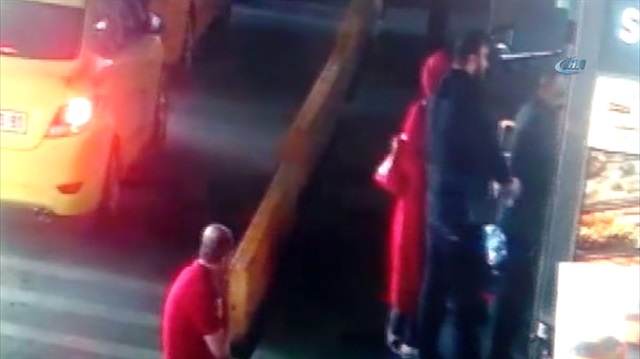 Havalimanında unutulan 12 bin TL'nin çalınma anı kamerada