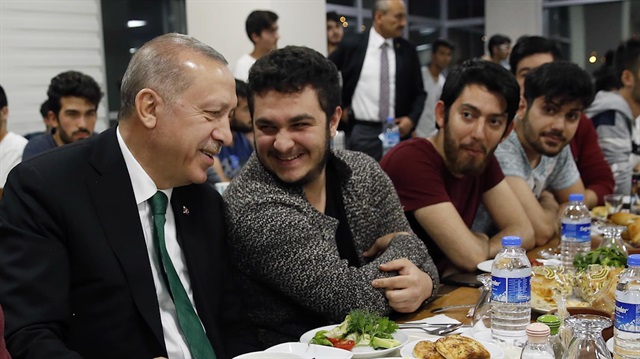 Cumhurbaşkanı Erdoğan'dan sahurda öğrenci yurduna sürpriz ziyaret