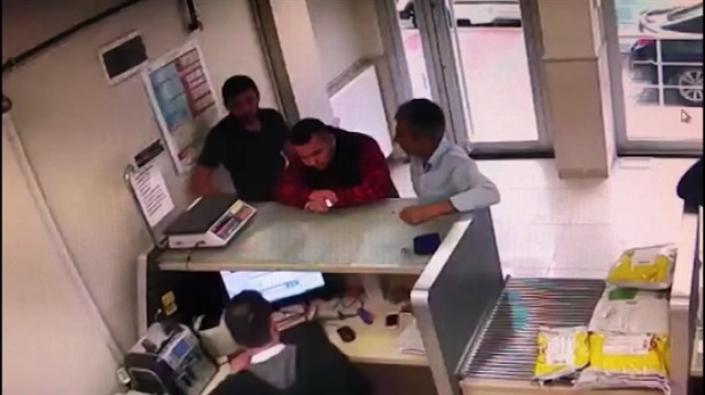 PTT çalışanına tekme tokat dayak kamerada