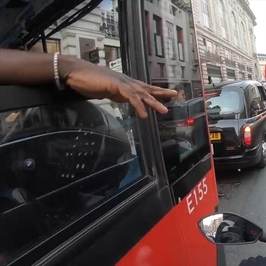 Otobüs şoförü ve motorcunun muhteşem işbirliği