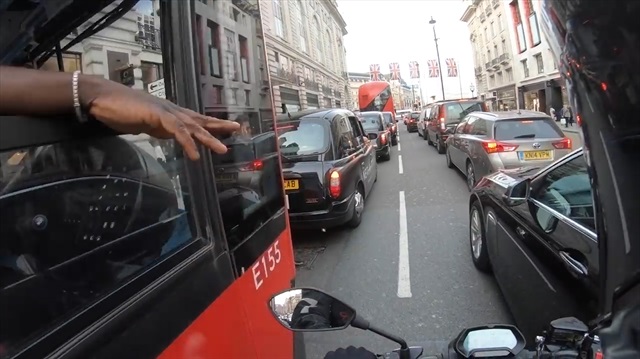 Otobüs şoförü ve motorcunun muhteşem işbirliği