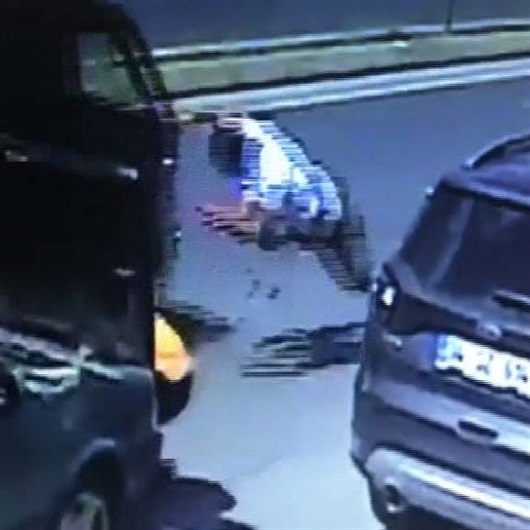 Aracını tamir eden sürücüye otomobil çarptı