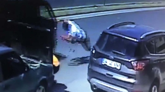 Aracını tamir eden sürücüye otomobil çarptı