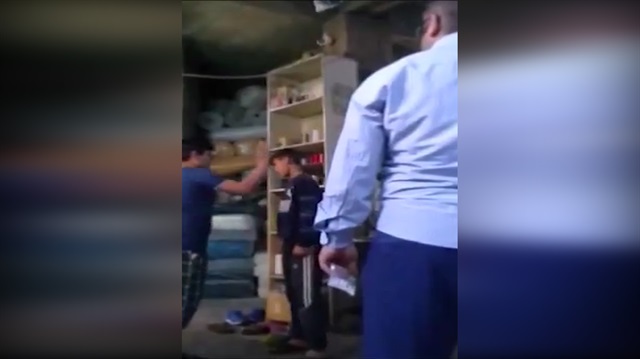 İşe geç kalan çocukları birbirine dövdürdü!