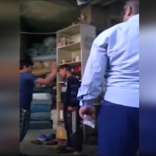 İşe geç kalan çocukları birbirine dövdürdü!
