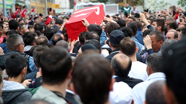 Şehidin naaşı omuzlarda taşındı.
