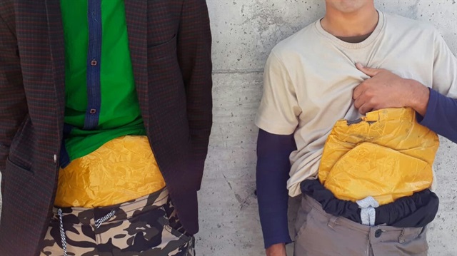 Afgan şüphelinin beline sarılı hale 5 kilo esrar yakalandı.