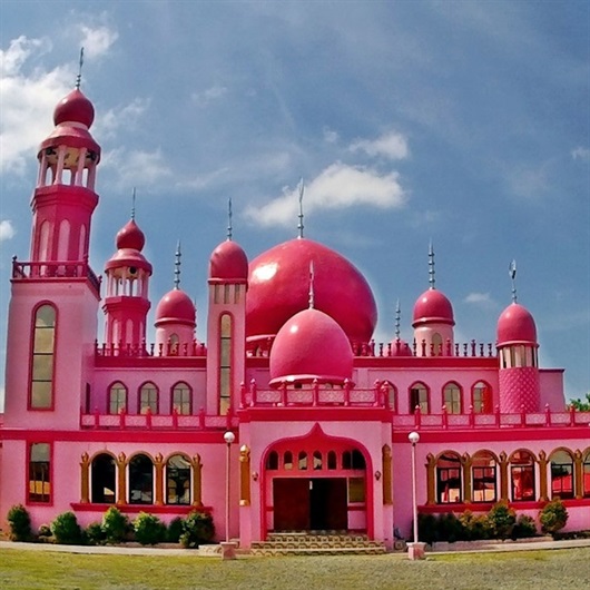 Görenleri hayran bırakan Pembe Cami