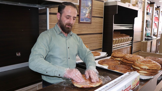 Yerde yüklü miktarda para bulan pastane işletmecisi, paranın sahibini her yerde arıyor.