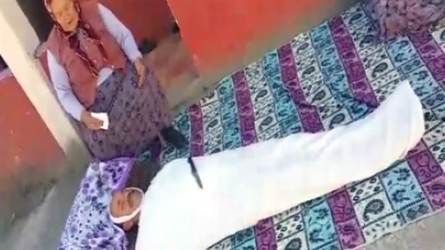 Kefen giyip çenesini bağlayarak annesine ölü taklidi yapan Acar'ın o halini gören annesi ise feryat edip gözyaşı döktü.
