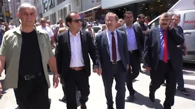 Abdüllatif Şener Konya'da esnafı polis eşliğinde ziyaret ediyor