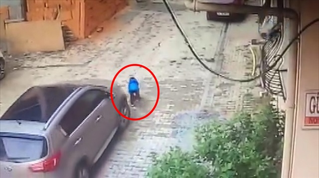 Annesinin ezdiği çocuğun inanılmaz kurtuluşu kamerada