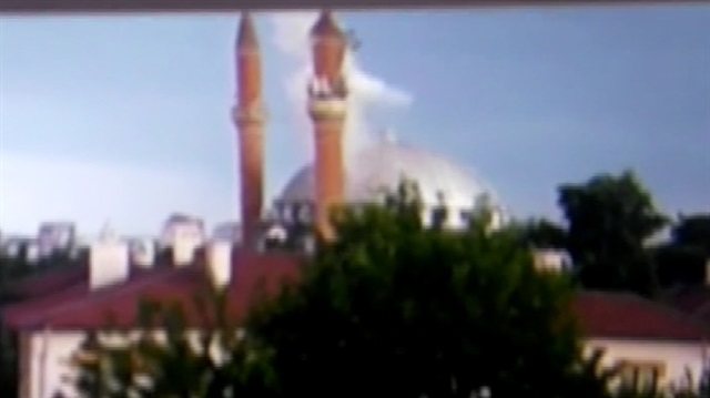 Minareye yıldırımın düşme anı kamerada