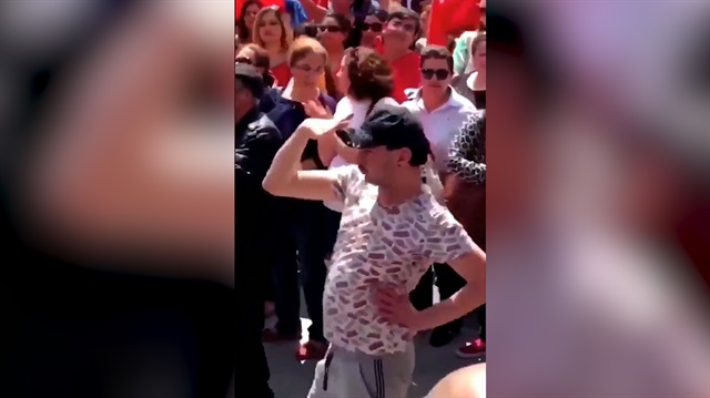 İzmir marşıyla kendinden geçen CHP'li dansıyla fenomen oldu
