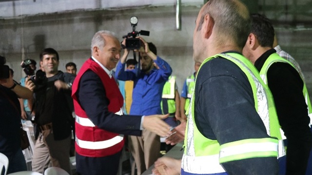 İBB Başkanı Uysal, Mahmutbey Metro inşaatı işçileriyle sahur yaptı