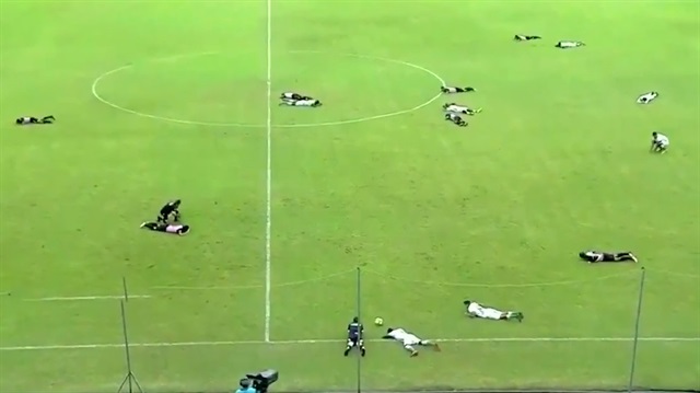 Tüm futbolcular bir anda yere kapaklandı