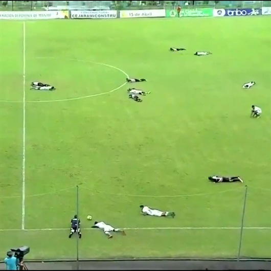 Tüm futbolcular bir anda yere kapaklandı